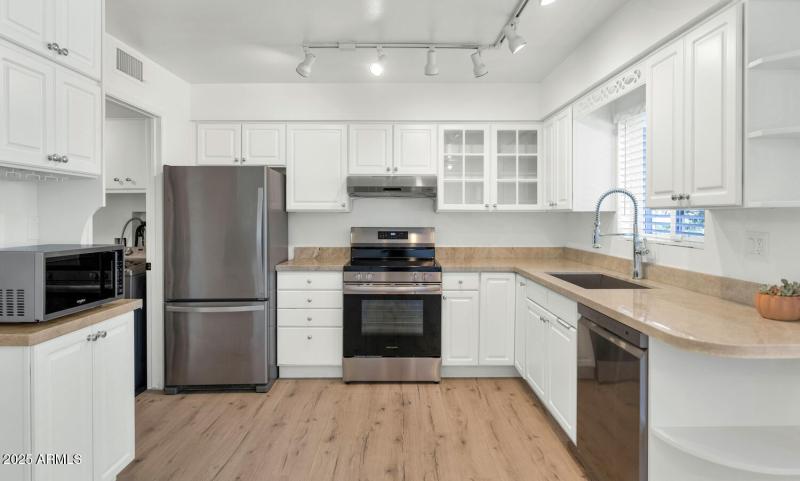 4027 E Campbell Ave-large-005-007-TOD820