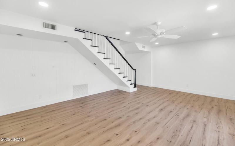 4027 E Campbell Ave-large-011-012-TOD821