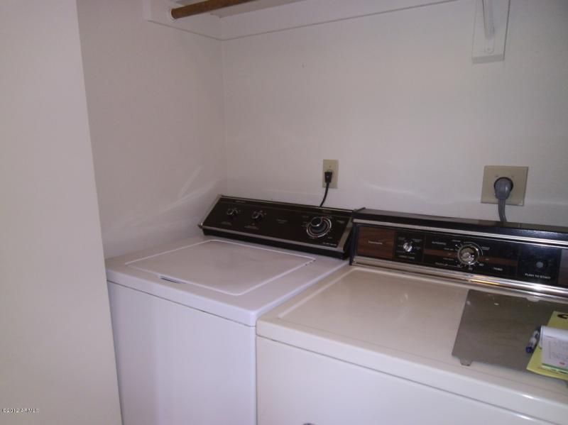 Washer/dryer included