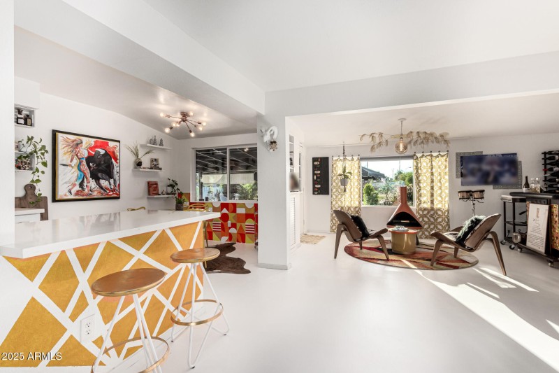 Dining Area/Bar