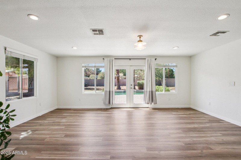 10-web-or-mls-N 26th St-S2509-010