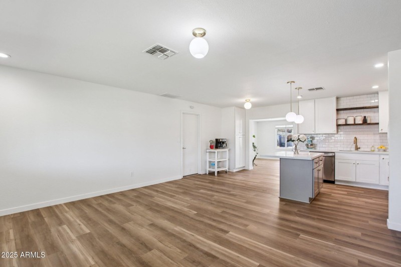 12-web-or-mls-N 26th St-S2509-012