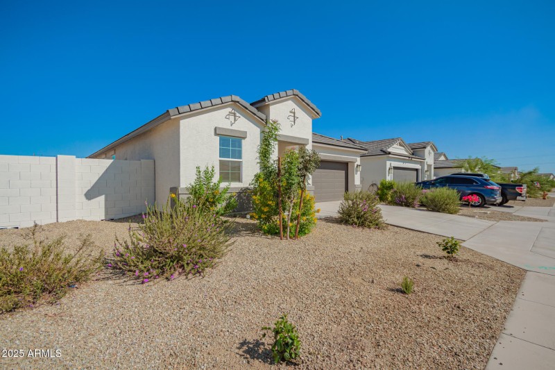Oversized Side Yard