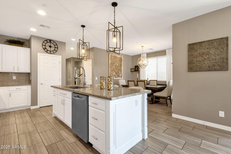 16-web-or-mls-3641-e-rakestraw-ln