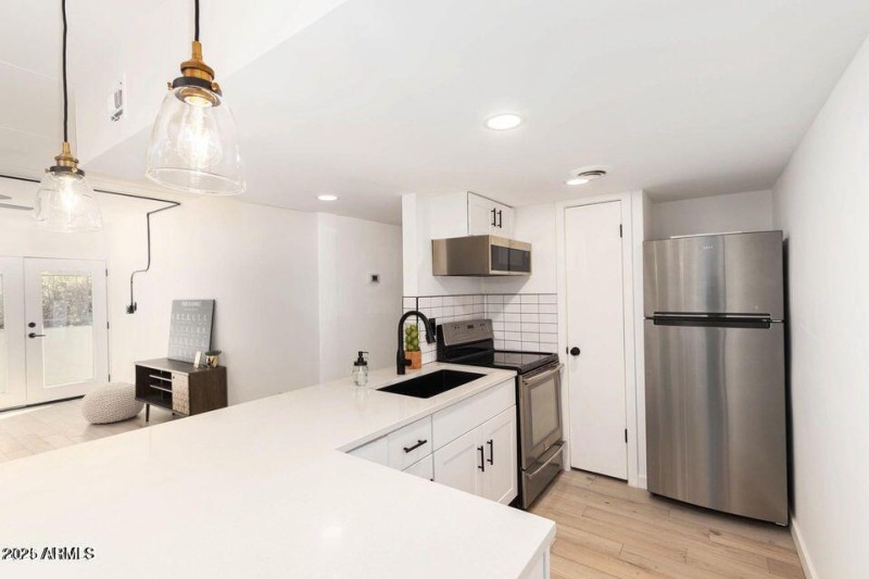 Gorgeous Quartz & SS Appliances