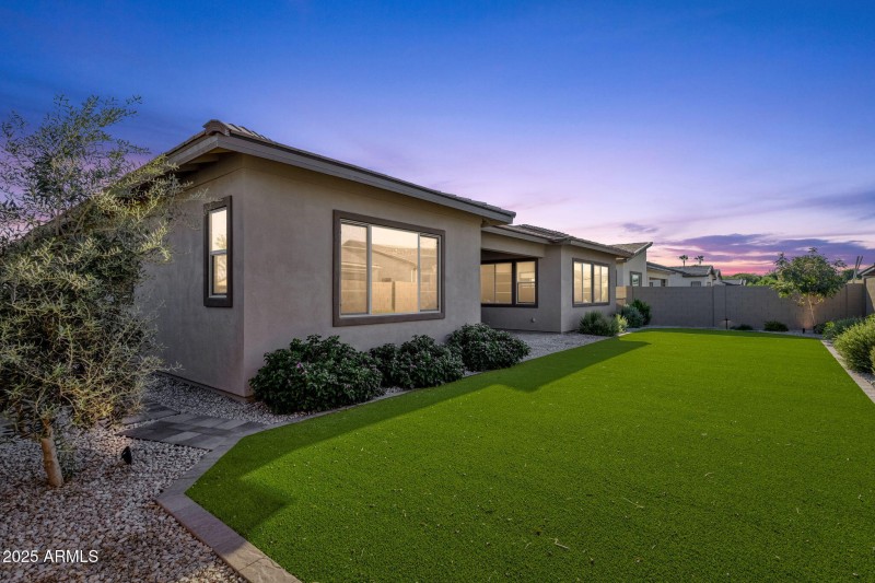 6-web-or-mls-1266-e-donato-dr