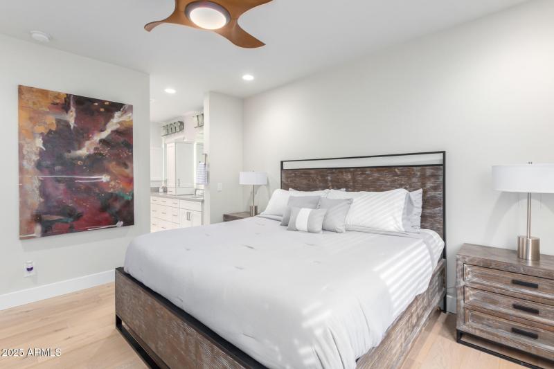 V 019 - 17 - Osborn - Master Bedroom