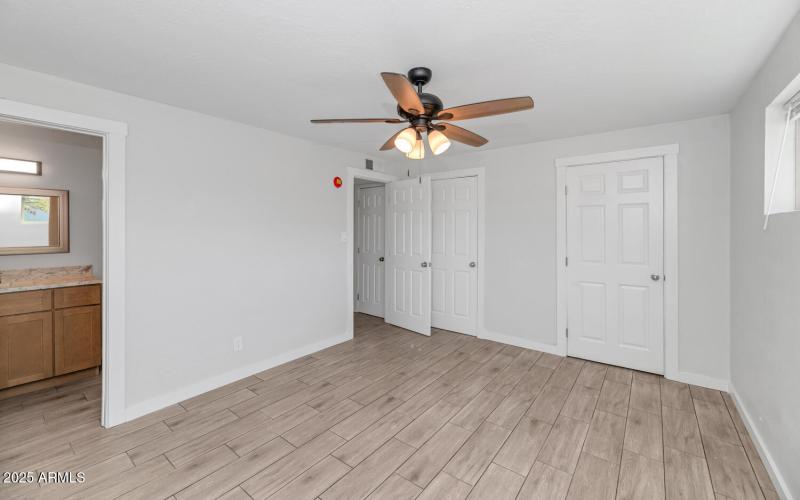 4821 E Sheridan St-large-019-027-4821 E