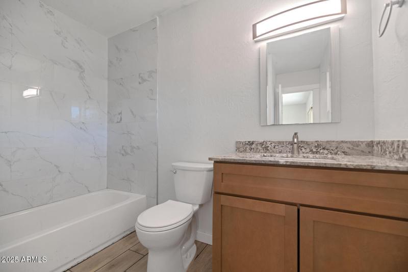 4821 E Sheridan St-large-034-009-4821 E