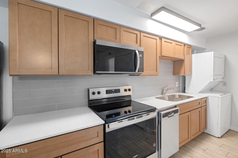 4821 E Sheridan St-large-052-049-4821 E