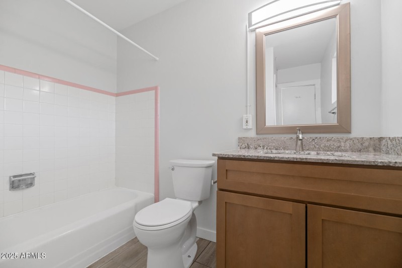 4821 E Sheridan St-large-057-046-4821 E