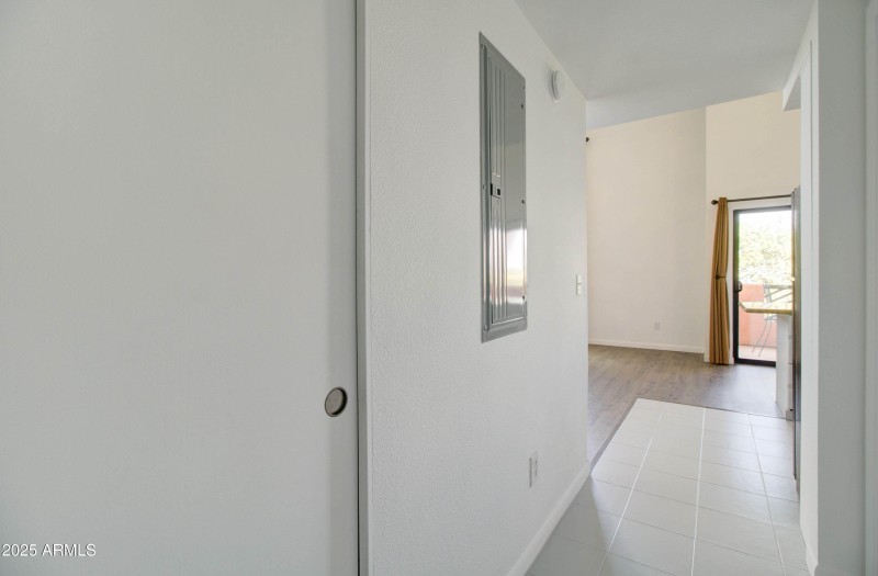 1005 E 8th St-5