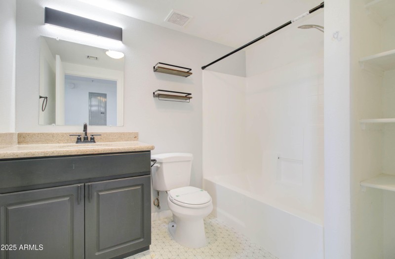 1005 E 8th St-9