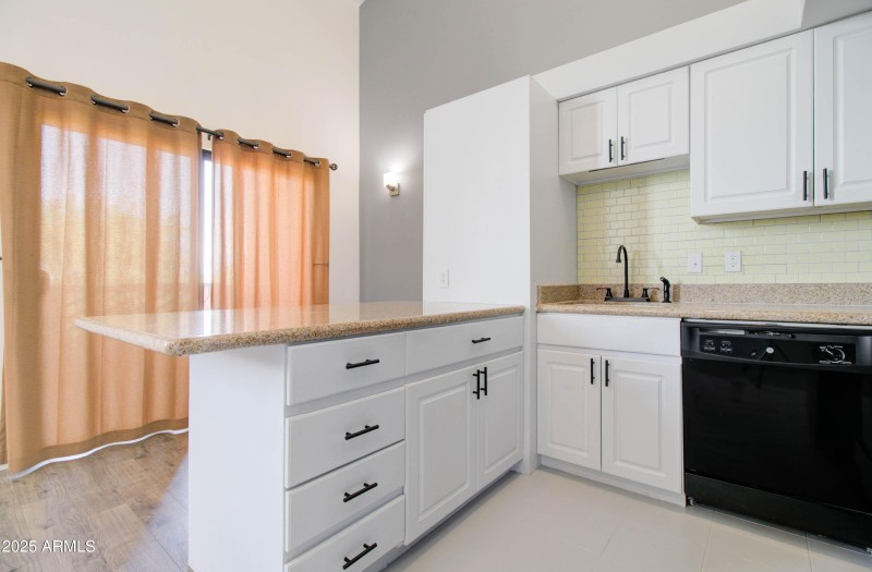 1005 E 8th St-12