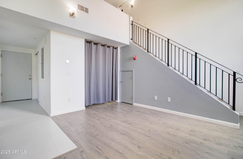 1005 E 8th St-16