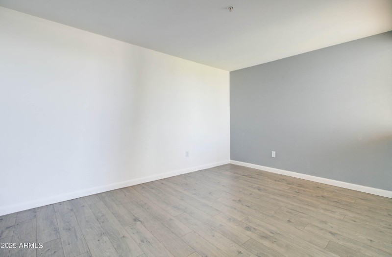 1005 E 8th St-18
