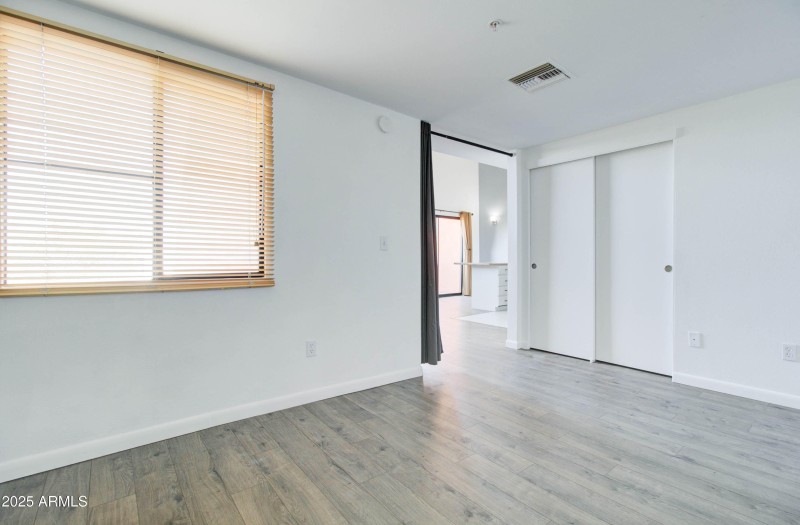 1005 E 8th St-19