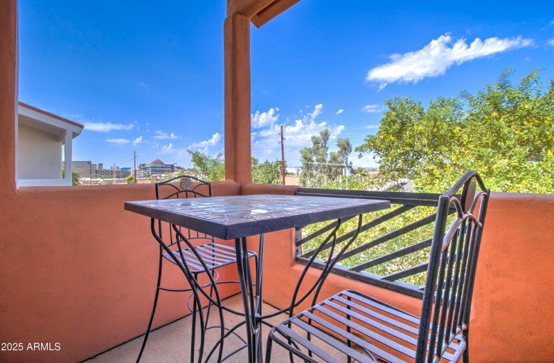 1005 E 8th St-31
