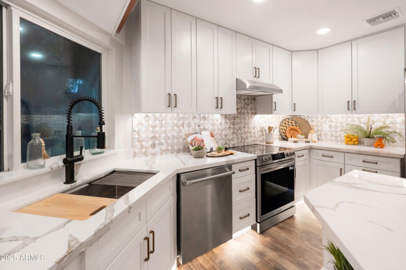 6504 W Corrine Dr (twilight)-32