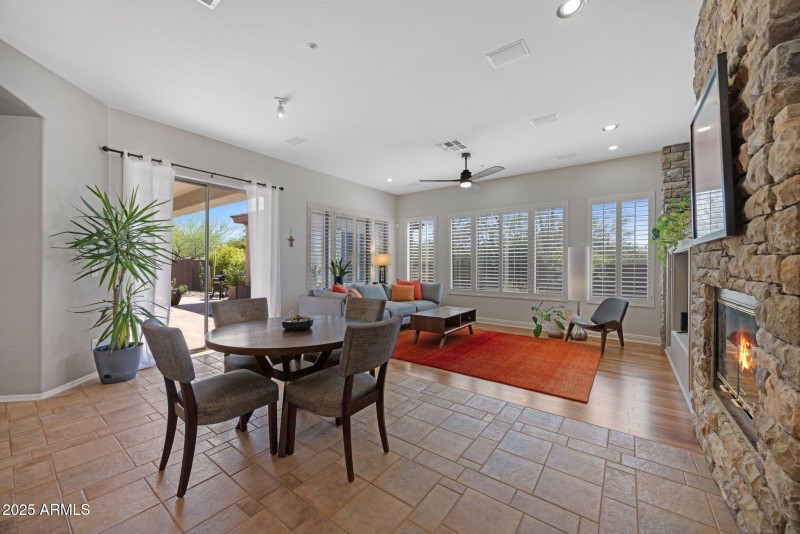 41646 N EMERALD LAKE DR