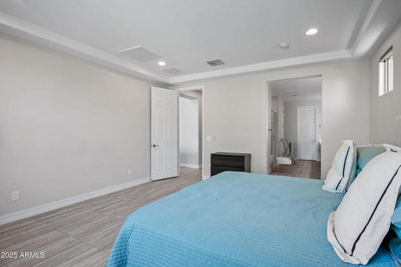 2423 N Beverly Pl-25