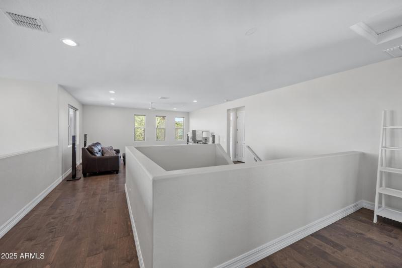 2423 N Beverly Pl-33