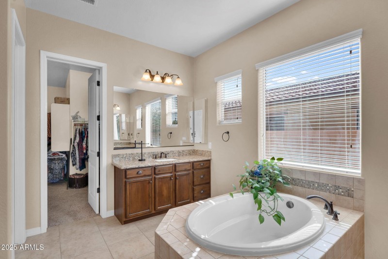 28-web-or-mls-1150 E Via Sicilia-21