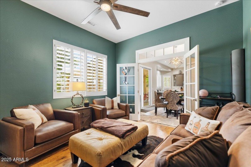 15-Sitting Room