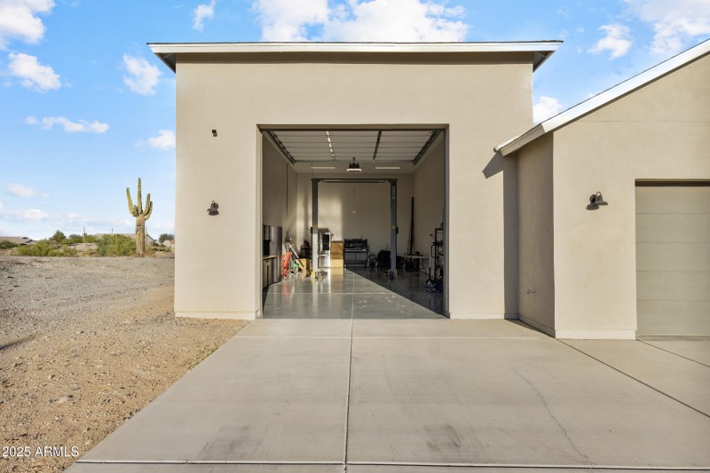 RV Garage w/ car lift