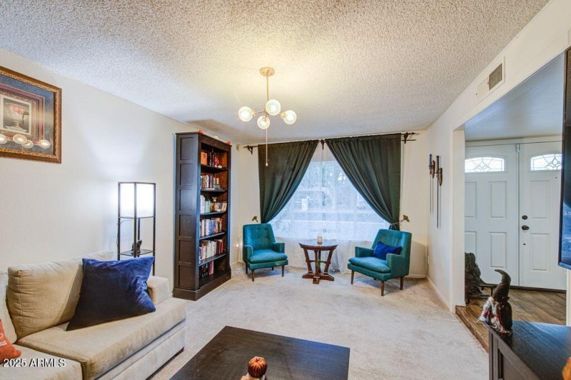 5039 W Mercer Ln Livingroom 2