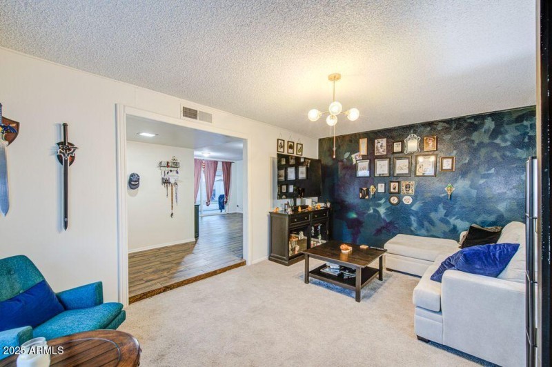 5039 W Mercer Ln Livingroom 3