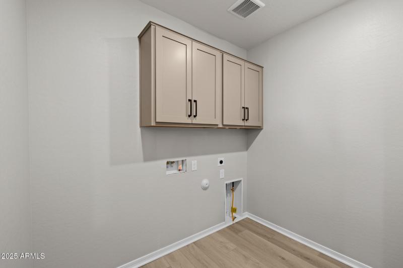 27)LAUNDRY ROOM