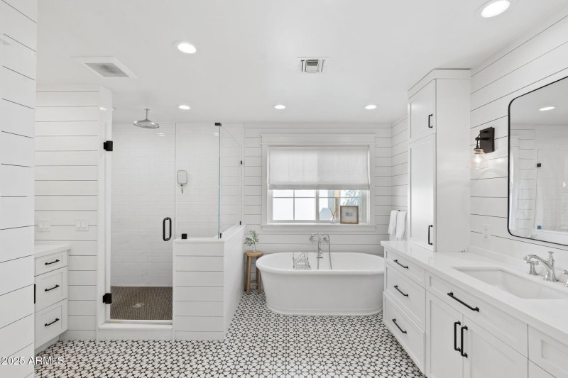 Primary Bath w Dual Vanities