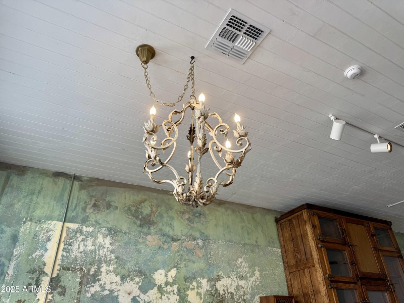 Gorgeous Lighting & Central Air