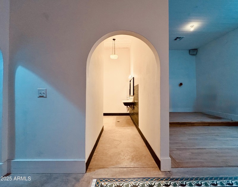 Arched Entry to Bathroom