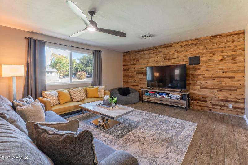 1749 East Medlock Drive-print-005-032-li