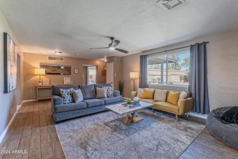 1749 East Medlock Drive-print-006-031-li