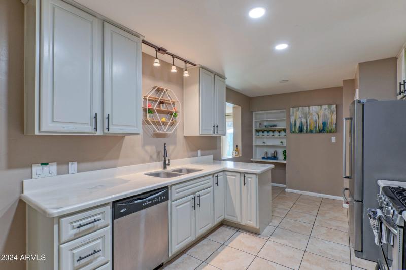 1749 East Medlock Drive-print-012-016-ki