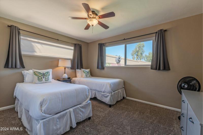 1749 East Medlock Drive-print-019-014-gu