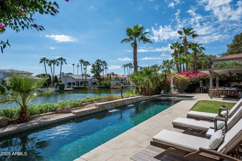 Lap style pool w/water feature