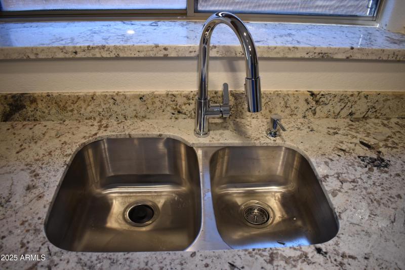 UNDERMOUNT SS SINK