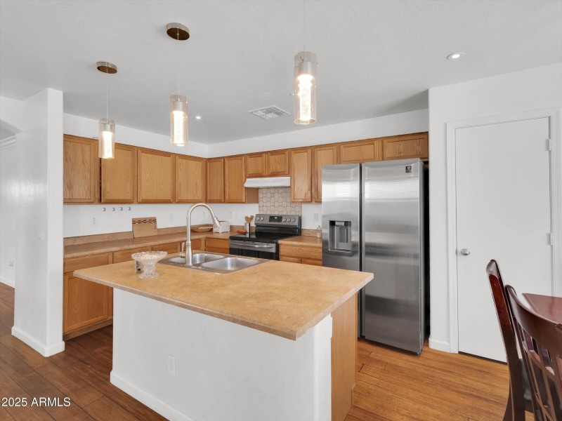 15-10911 W Meadowbrook Avenue-15