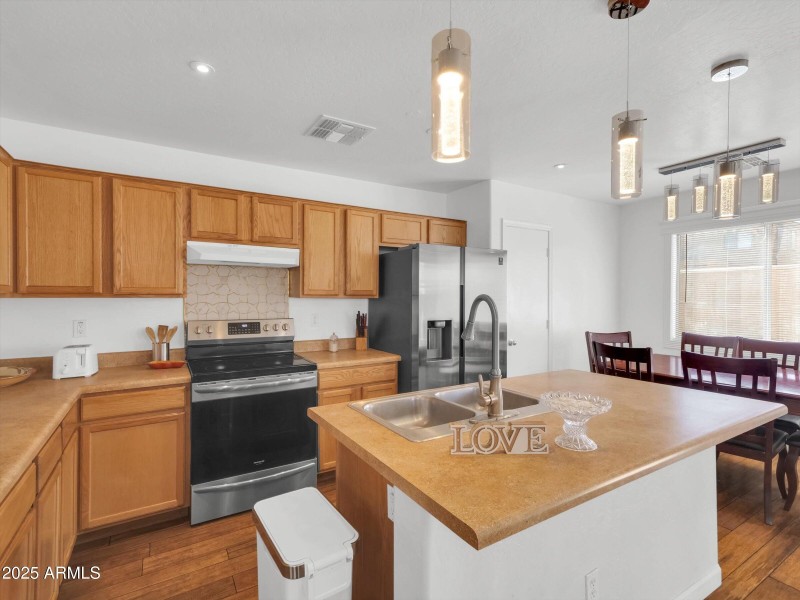 16-10911 W Meadowbrook Avenue-16