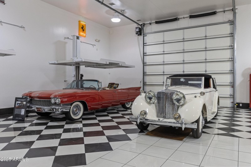 GARAGE 2 VINTAGE CARS