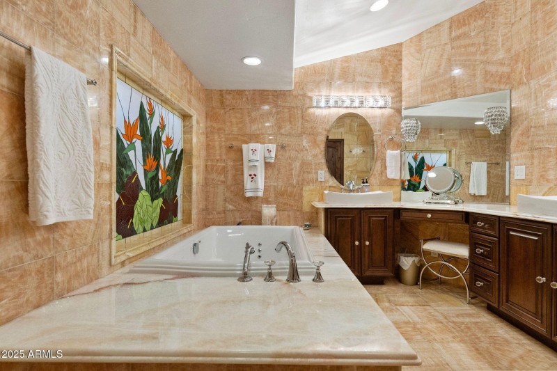 MAINRRESIDENCE - MASTER BATH