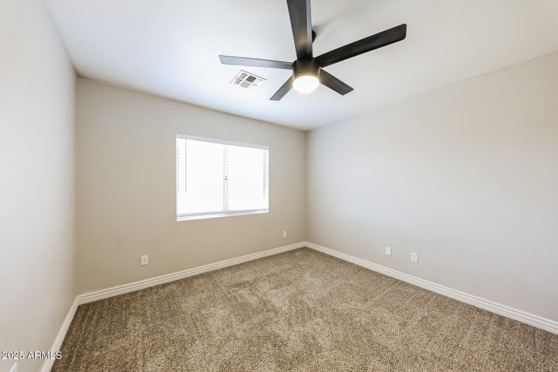 013-photo-main-bedroom-14775277