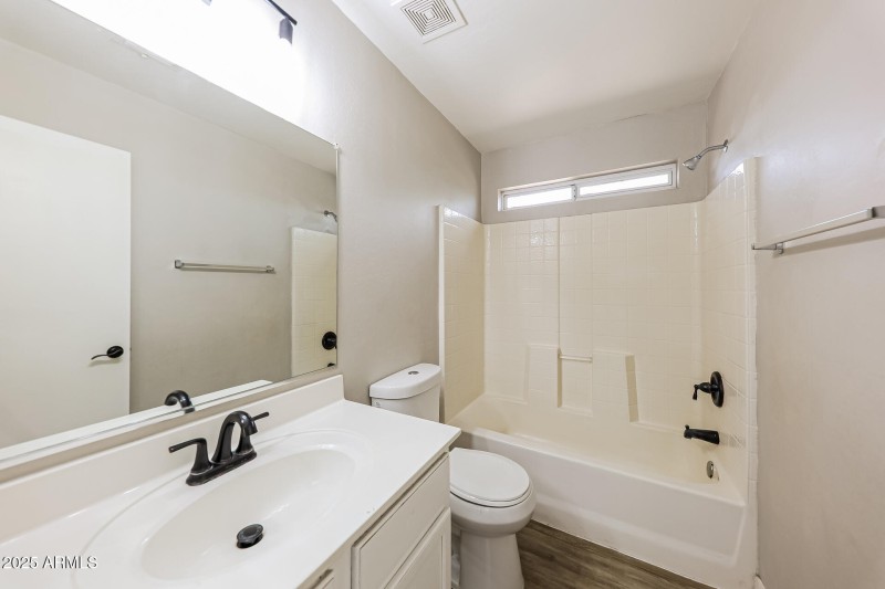 015-photo-main-bathroom-14775279
