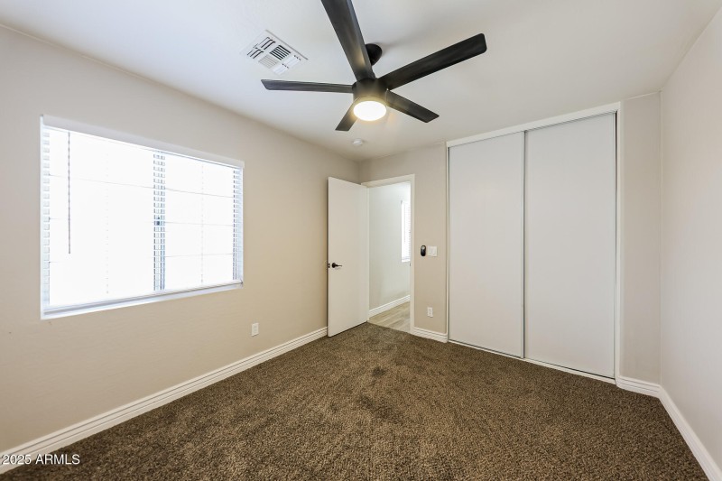 016-photo-bedroom-14775280