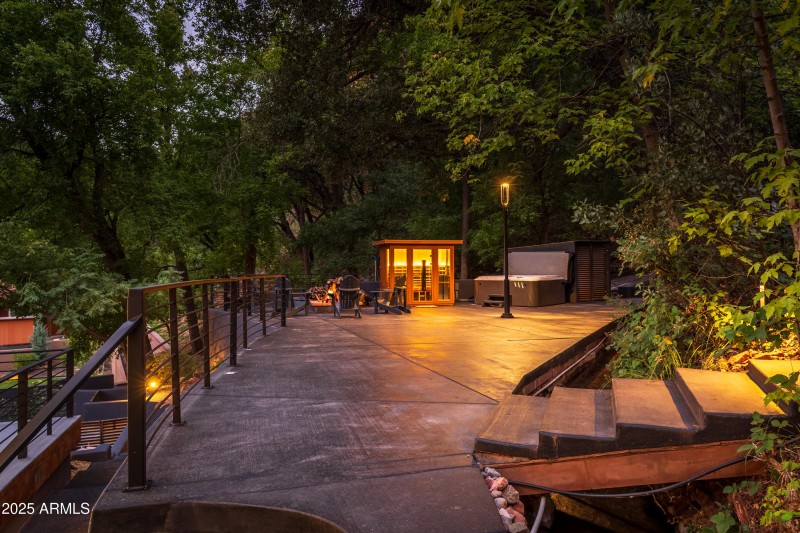 DREAMY NIGHTSCAPE RETREAT