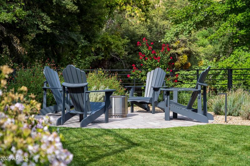 OUTDOOR LOUNGING FIREPIT